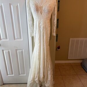 Elegant Lace Wedding Dress in Cream